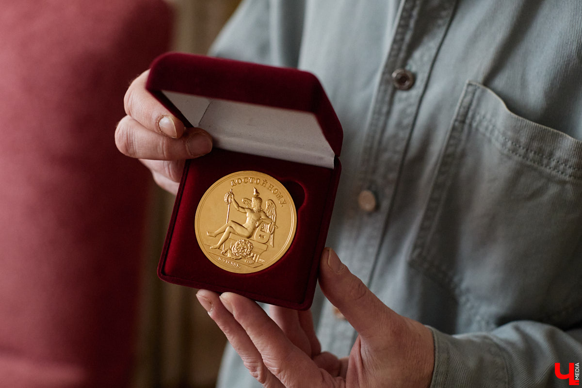 В обычной суздальской квартире живет график Александр Ерашов. Скромная обстановка никак не соответствует масштабам таланта мастера. На его счету несколько монументальных серий, которые «Ключ-Медиа» поспешил осветить. Тем более появился повод: вклад творца в развитие искусства оценила Российская академия художеств.