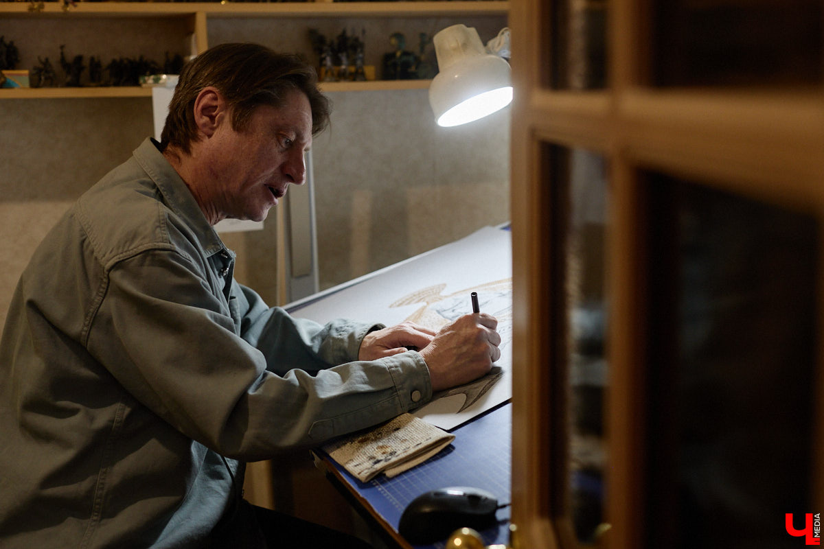 В обычной суздальской квартире живет график Александр Ерашов. Скромная обстановка никак не соответствует масштабам таланта мастера. На его счету несколько монументальных серий, которые «Ключ-Медиа» поспешил осветить. Тем более появился повод: вклад творца в развитие искусства оценила Российская академия художеств.