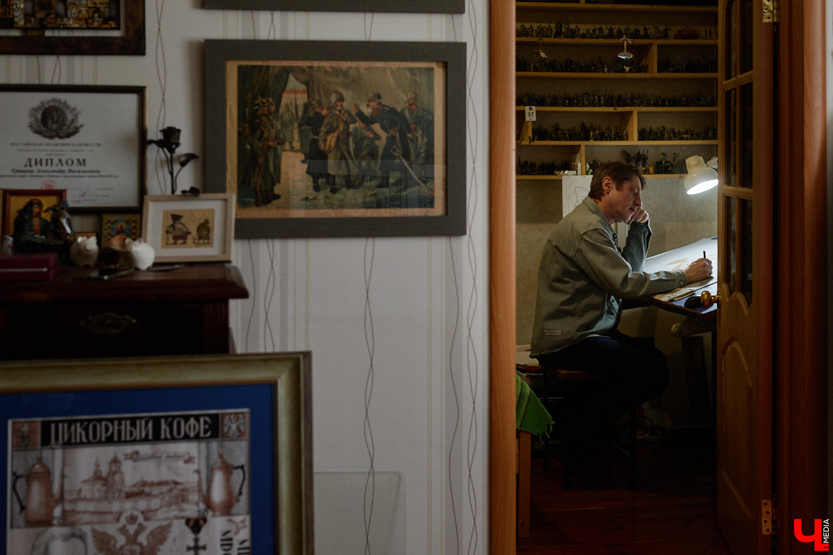 В обычной суздальской квартире живет график Александр Ерашов. Скромная обстановка никак не соответствует масштабам таланта мастера. На его счету несколько монументальных серий, которые «Ключ-Медиа» поспешил осветить. Тем более появился повод: вклад творца в развитие искусства оценила Российская академия художеств.