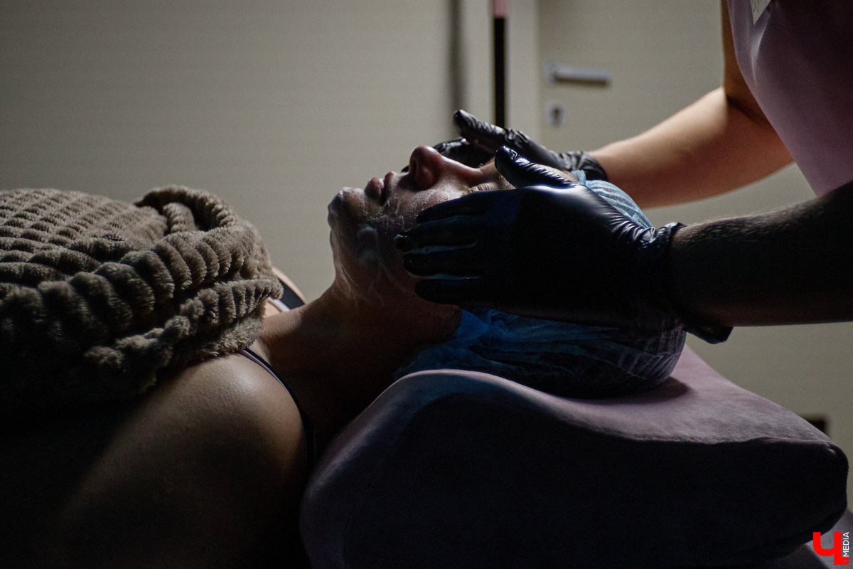 Атрибуты красивой жизни сегодня перестали быть недосягаемой роскошью. Во Владимире есть пространство, где все мысли текут только в одном направлении — к собственному удовольствию и восстановлению. Здесь, в спа-салоне «Красивая жизнь для тебя», гостям предлагают не просто набор процедур, а настоящий ритуал перезагрузки. Опробовать его на себе решила журналист «Ключ-Медиа».