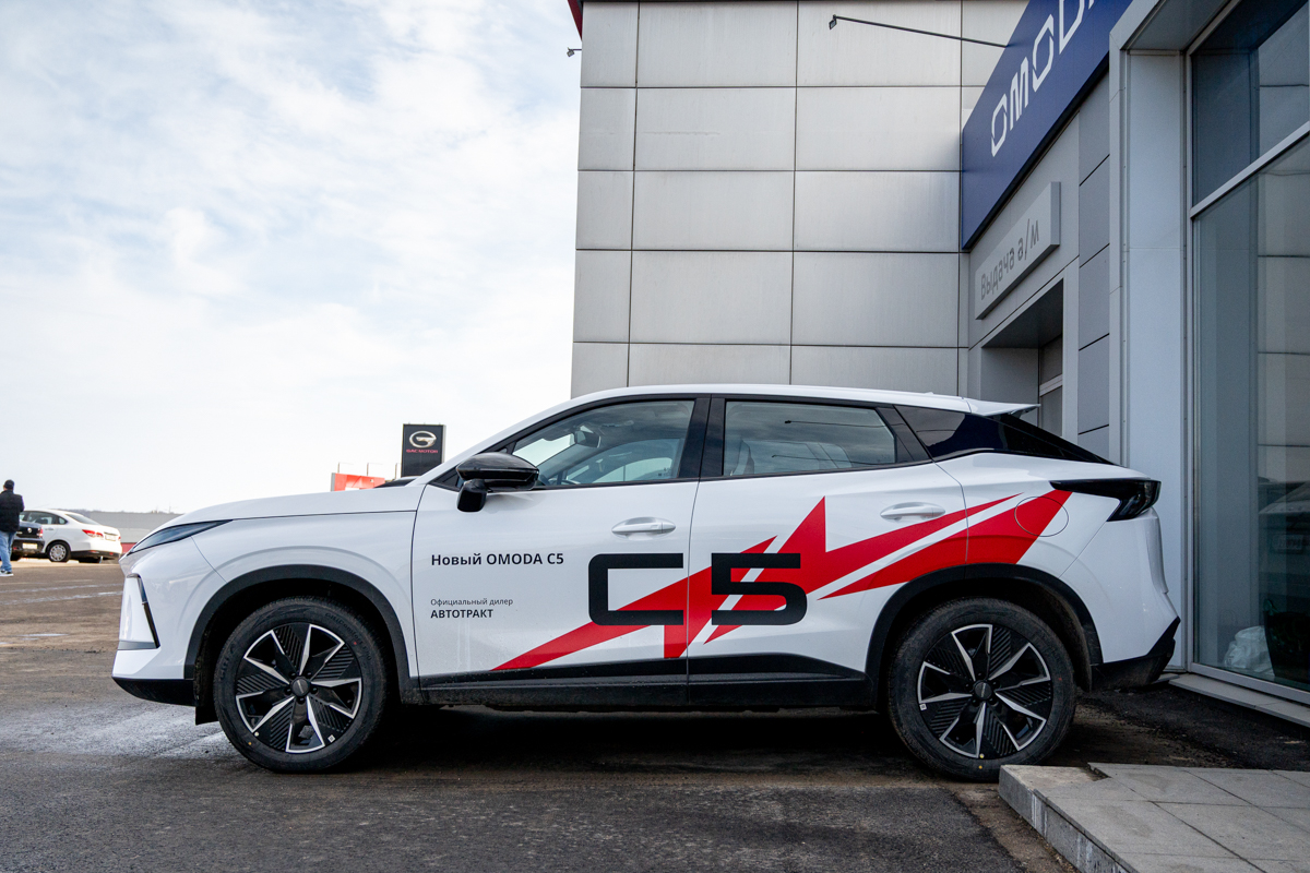 Рынок компактных кроссоверов сегодня находится в стадии высокой конкуренции: производители регулярно обновляют модели, усиливая акцент на технологиях, комфорте и дизайне. На этом фоне новый Omoda C5 выходит с прагматичным подходом — не просто привлечь внимание внешностью, а предложить сбалансированный автомобиль для повседневной эксплуатации.