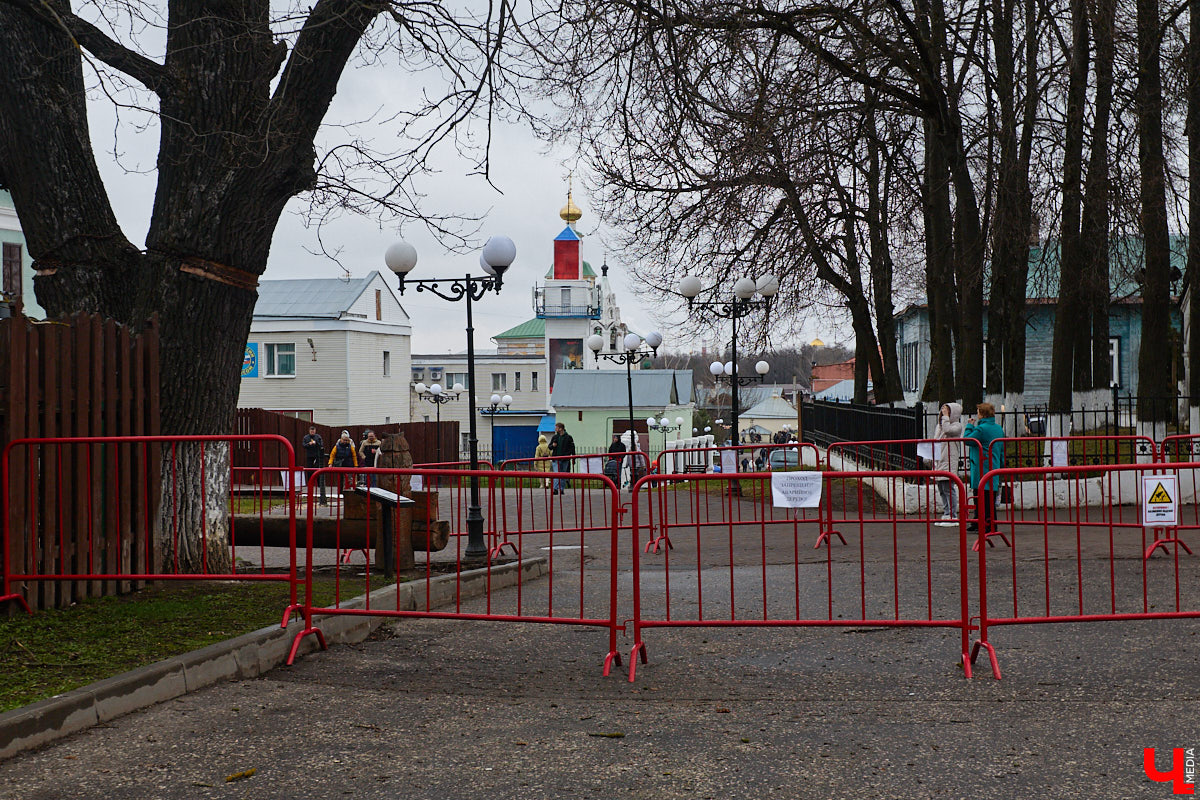 «Златая цепь» на дубе том всё же не выдержала. Ветви известного векового дерева на Георгиевской стали угрозой для пешеходов и воспитанников детского сада по соседству. В итоге на одной из главных туристических точек поставили ограждение. «Ключ-Медиа» узнал, что произошло с памятником природы, скованным, казалось бы, долговечной металлической стяжкой, и какая судьба его ждет.
