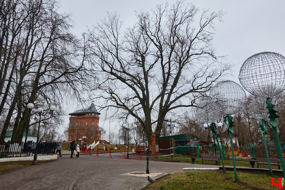 «Златая цепь» на дубе том всё же не выдержала. Ветви известного векового дерева на Георгиевской стали угрозой для пешеходов и воспитанников детского сада по соседству. В итоге на одной из главных туристических точек поставили ограждение. «Ключ-Медиа» узнал, что произошло с памятником природы, скованным, казалось бы, долговечной металлической стяжкой, и какая судьба его ждет.