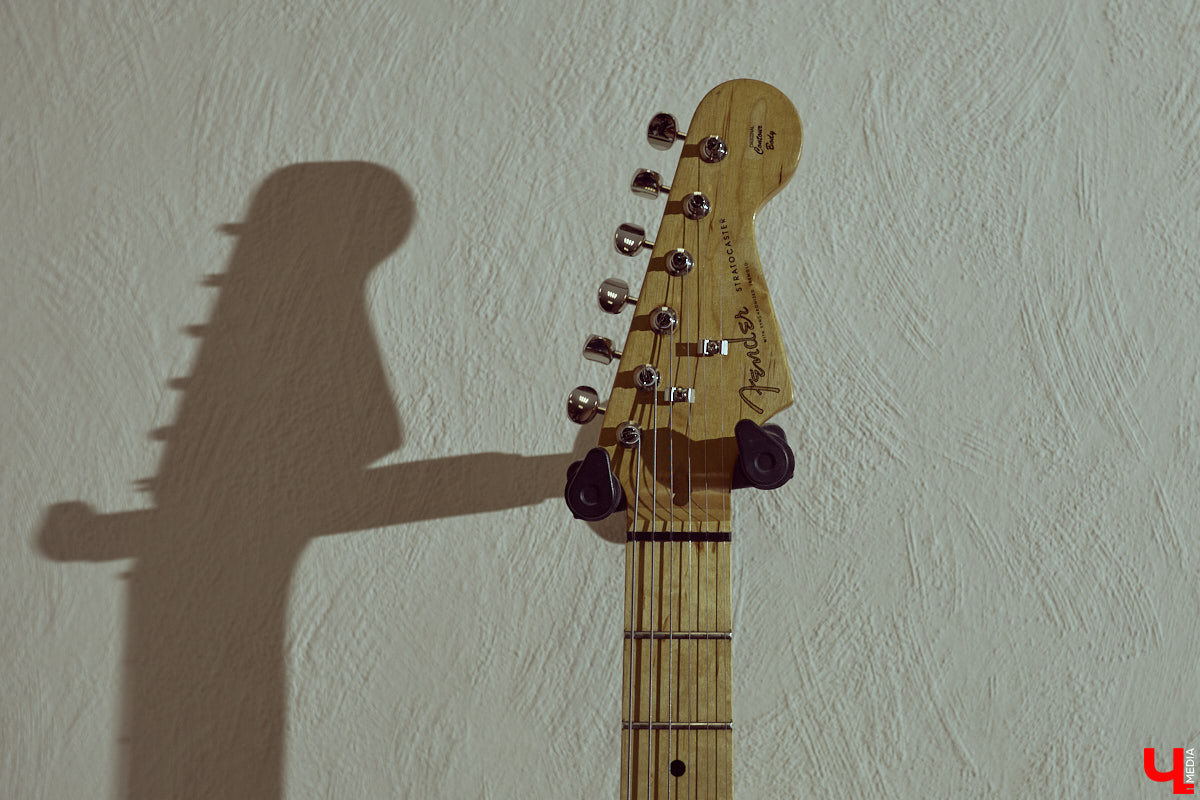 Гитаристы редко говорят о своих инструментах откровенно. Но Алексей Барышев спокойно расставляет акценты: никакой коллекции, только рабочий арсенал. В преддверии юбилейного концерта «Рекорд Оркестра» мы поговорили с ним о том, как рождается звук, почему идеал всегда в голове, зачем одному музыканту столько гитар и можно ли вообще «договориться» с инструментом?