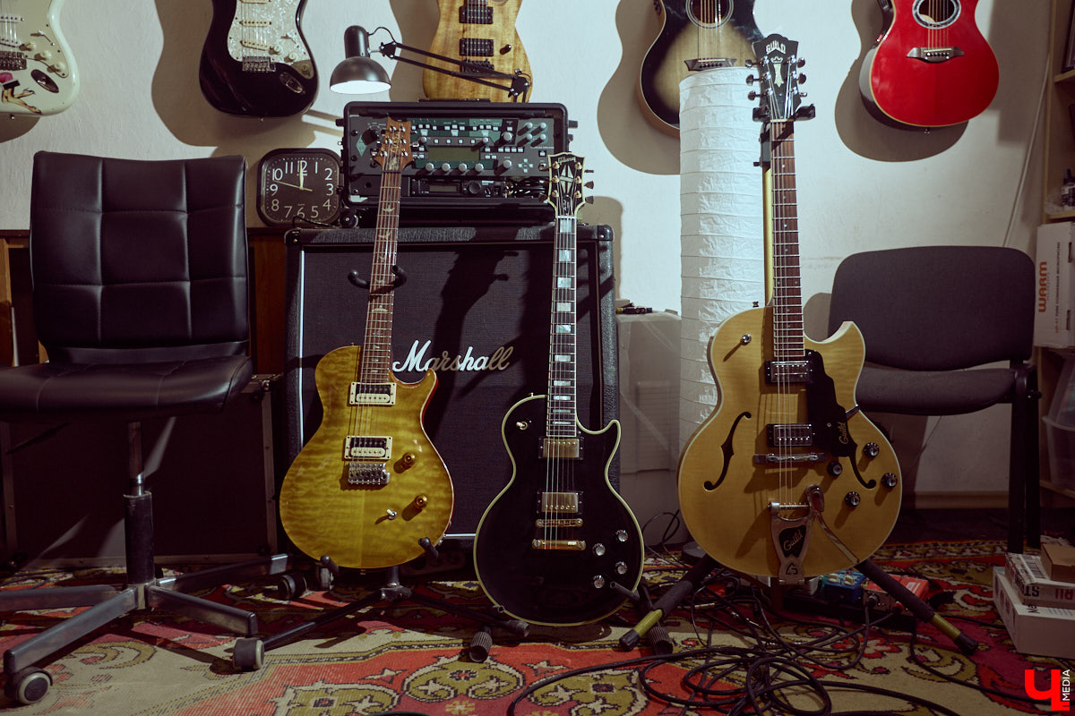 Гитаристы редко говорят о своих инструментах откровенно. Но Алексей Барышев спокойно расставляет акценты: никакой коллекции, только рабочий арсенал. В преддверии юбилейного концерта «Рекорд Оркестра» мы поговорили с ним о том, как рождается звук, почему идеал всегда в голове, зачем одному музыканту столько гитар и можно ли вообще «договориться» с инструментом?