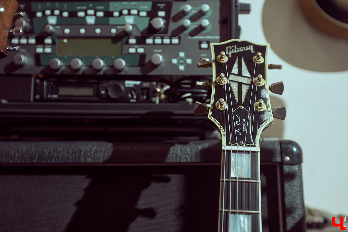 Гитаристы редко говорят о своих инструментах откровенно. Но Алексей Барышев спокойно расставляет акценты: никакой коллекции, только рабочий арсенал. В преддверии юбилейного концерта «Рекорд Оркестра» мы поговорили с ним о том, как рождается звук, почему идеал всегда в голове, зачем одному музыканту столько гитар и можно ли вообще «договориться» с инструментом?