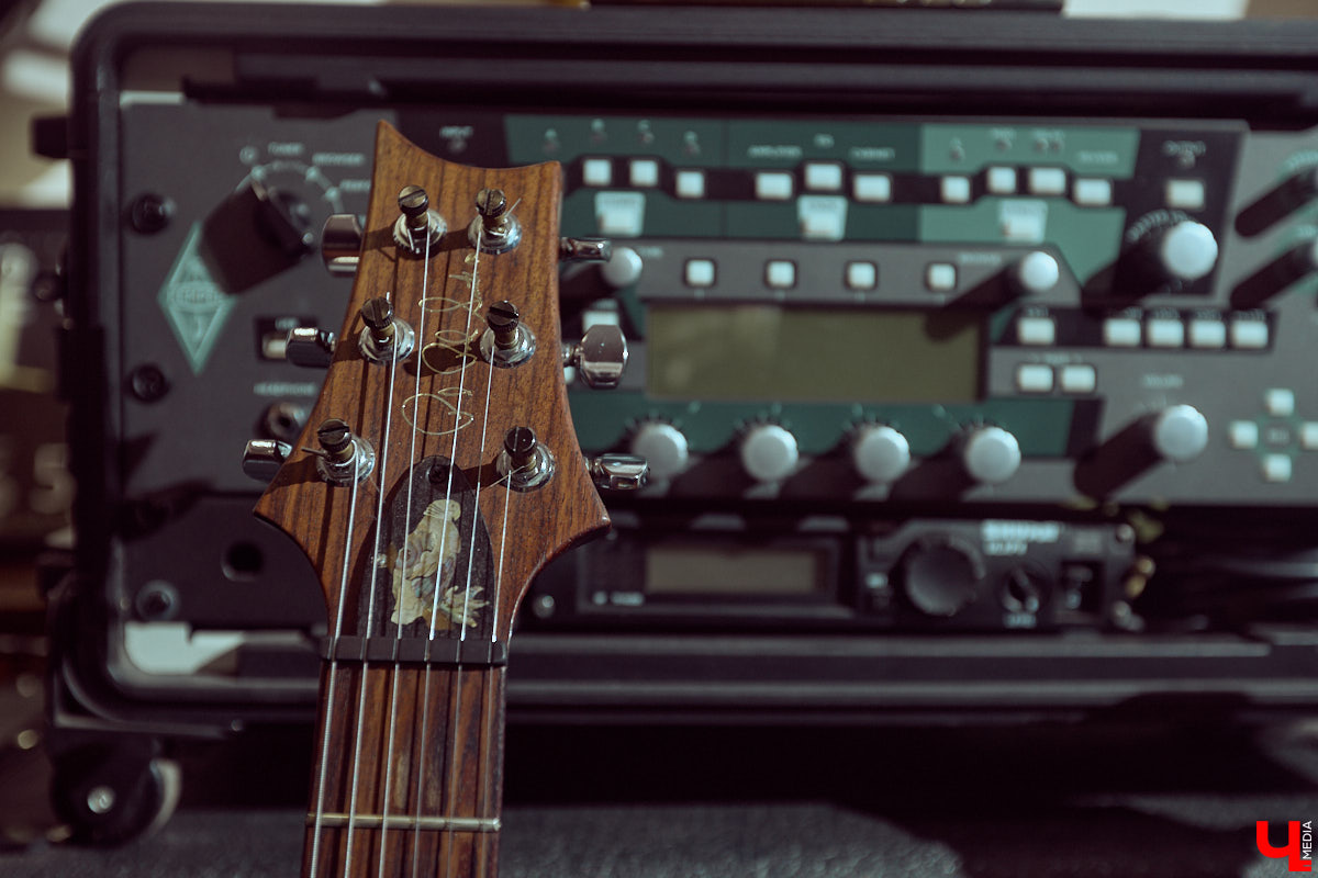 Гитаристы редко говорят о своих инструментах откровенно. Но Алексей Барышев спокойно расставляет акценты: никакой коллекции, только рабочий арсенал. В преддверии юбилейного концерта «Рекорд Оркестра» мы поговорили с ним о том, как рождается звук, почему идеал всегда в голове, зачем одному музыканту столько гитар и можно ли вообще «договориться» с инструментом?