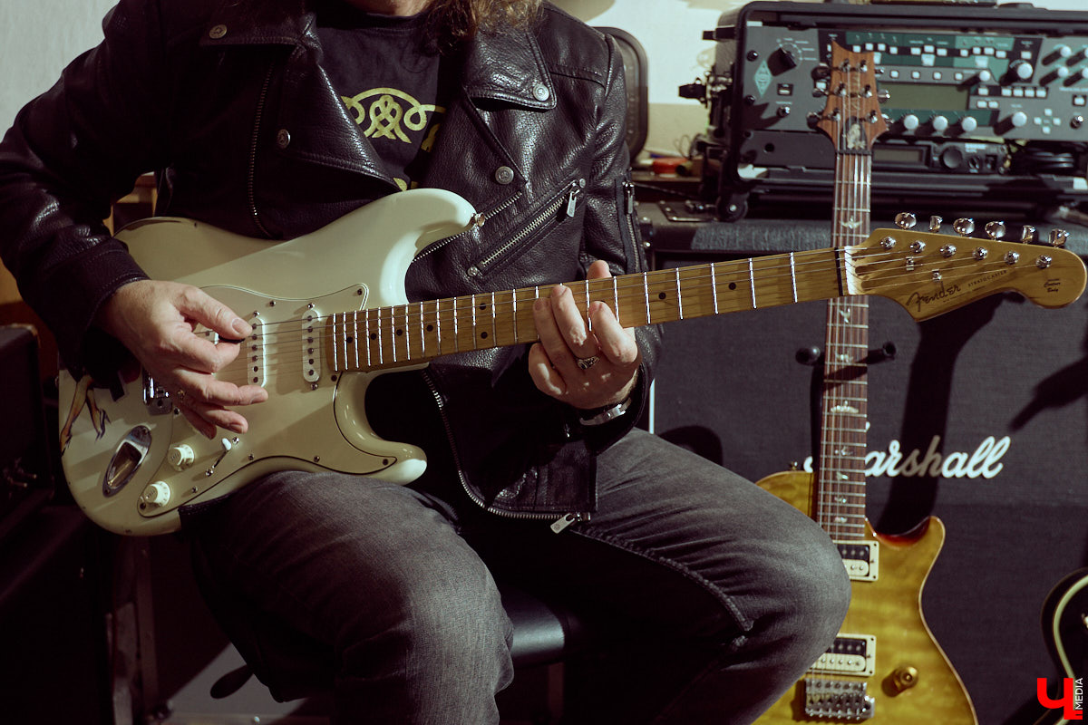 Гитаристы редко говорят о своих инструментах откровенно. Но Алексей Барышев спокойно расставляет акценты: никакой коллекции, только рабочий арсенал. В преддверии юбилейного концерта «Рекорд Оркестра» мы поговорили с ним о том, как рождается звук, почему идеал всегда в голове, зачем одному музыканту столько гитар и можно ли вообще «договориться» с инструментом?