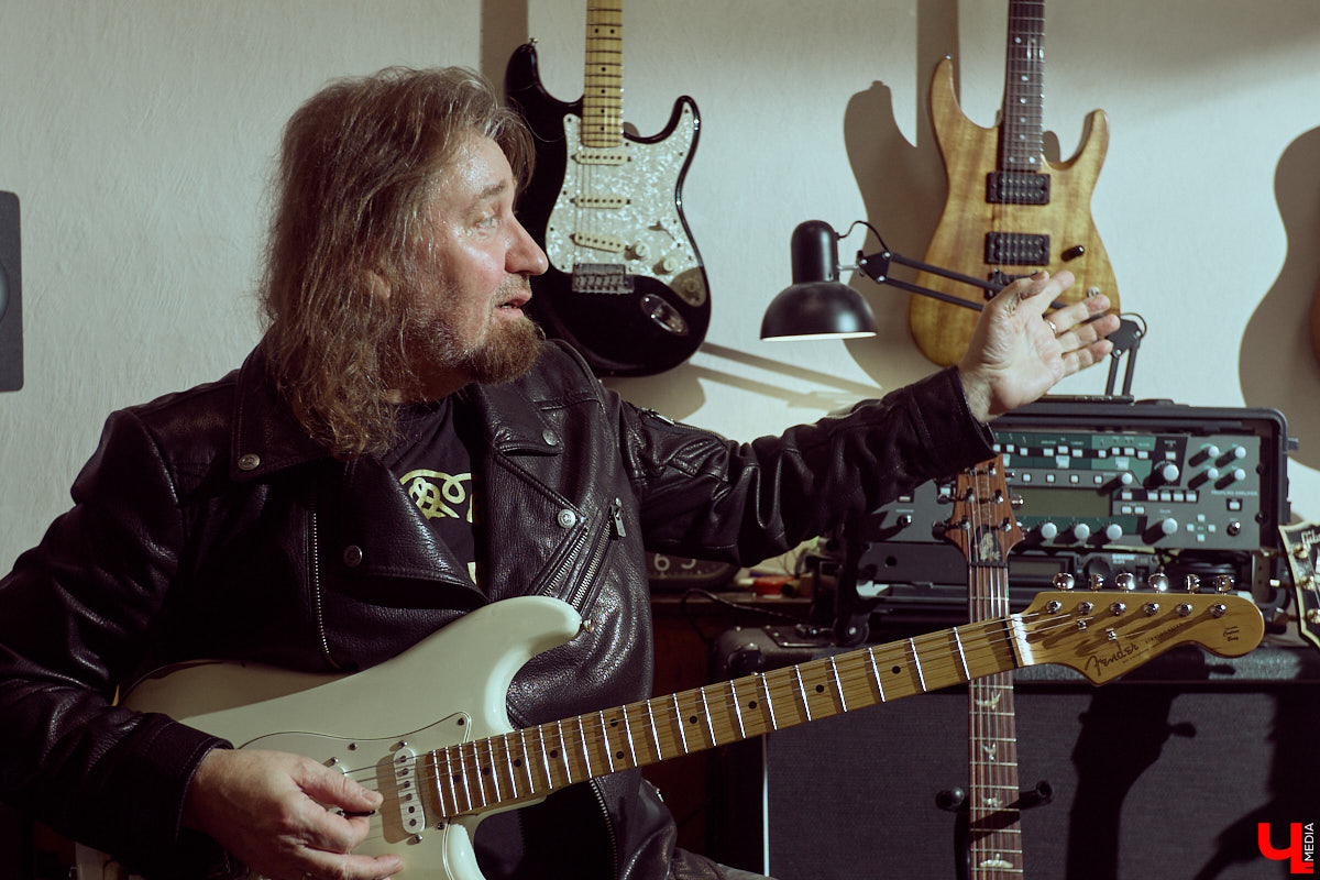 Гитаристы редко говорят о своих инструментах откровенно. Но Алексей Барышев спокойно расставляет акценты: никакой коллекции, только рабочий арсенал. В преддверии юбилейного концерта «Рекорд Оркестра» мы поговорили с ним о том, как рождается звук, почему идеал всегда в голове, зачем одному музыканту столько гитар и можно ли вообще «договориться» с инструментом?