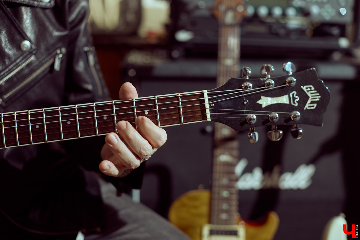 Гитаристы редко говорят о своих инструментах откровенно. Но Алексей Барышев спокойно расставляет акценты: никакой коллекции, только рабочий арсенал. В преддверии юбилейного концерта «Рекорд Оркестра» мы поговорили с ним о том, как рождается звук, почему идеал всегда в голове, зачем одному музыканту столько гитар и можно ли вообще «договориться» с инструментом?