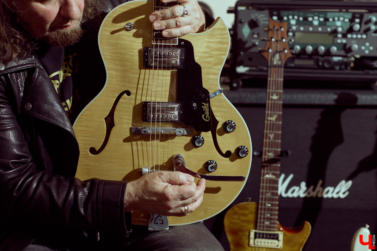 Гитаристы редко говорят о своих инструментах откровенно. Но Алексей Барышев спокойно расставляет акценты: никакой коллекции, только рабочий арсенал. В преддверии юбилейного концерта «Рекорд Оркестра» мы поговорили с ним о том, как рождается звук, почему идеал всегда в голове, зачем одному музыканту столько гитар и можно ли вообще «договориться» с инструментом?