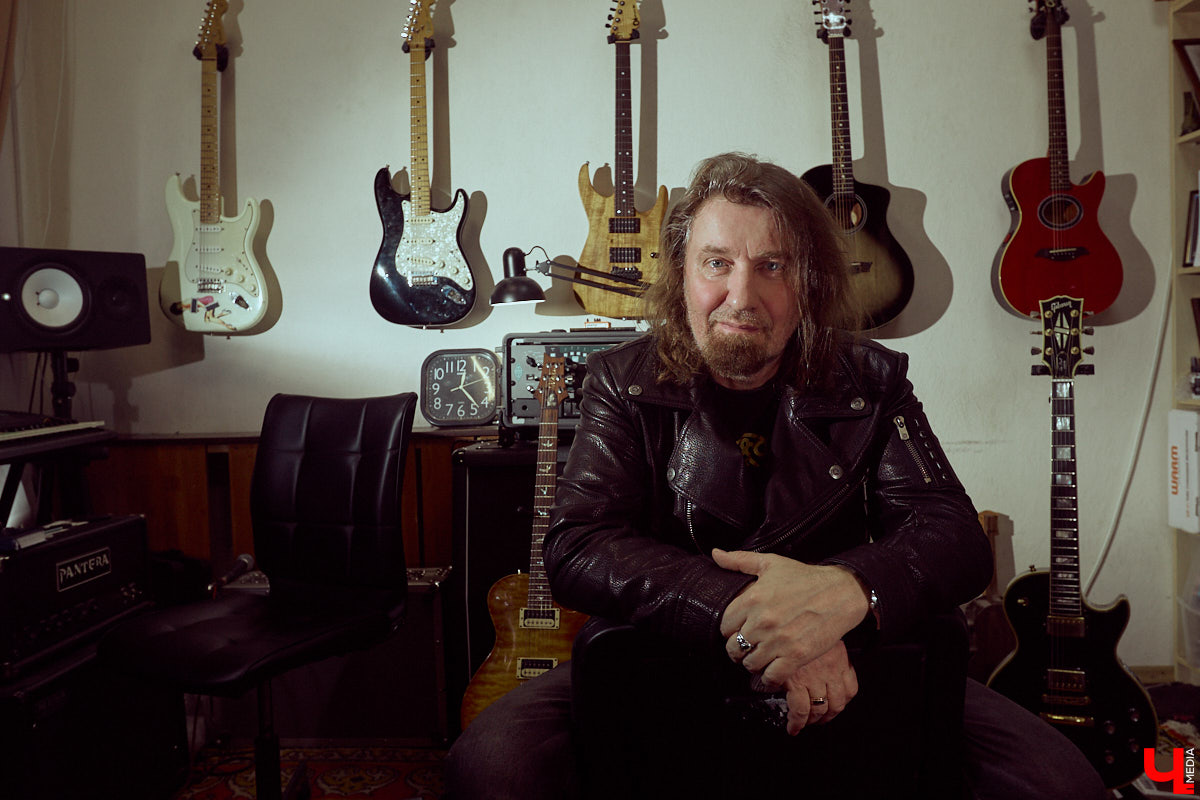 Гитаристы редко говорят о своих инструментах откровенно. Но Алексей Барышев спокойно расставляет акценты: никакой коллекции, только рабочий арсенал. В преддверии юбилейного концерта «Рекорд Оркестра» мы поговорили с ним о том, как рождается звук, почему идеал всегда в голове, зачем одному музыканту столько гитар и можно ли вообще «договориться» с инструментом?