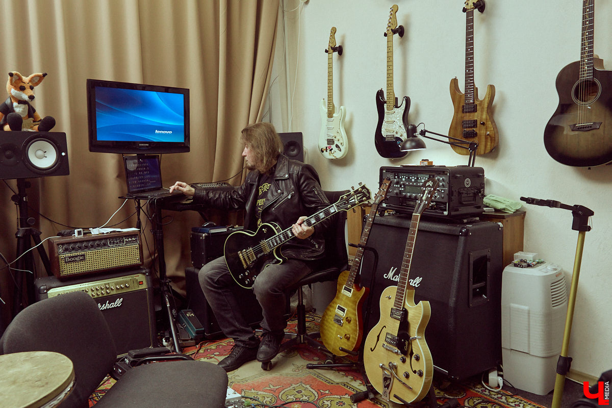 Гитаристы редко говорят о своих инструментах откровенно. Но Алексей Барышев спокойно расставляет акценты: никакой коллекции, только рабочий арсенал. В преддверии юбилейного концерта «Рекорд Оркестра» мы поговорили с ним о том, как рождается звук, почему идеал всегда в голове, зачем одному музыканту столько гитар и можно ли вообще «договориться» с инструментом?