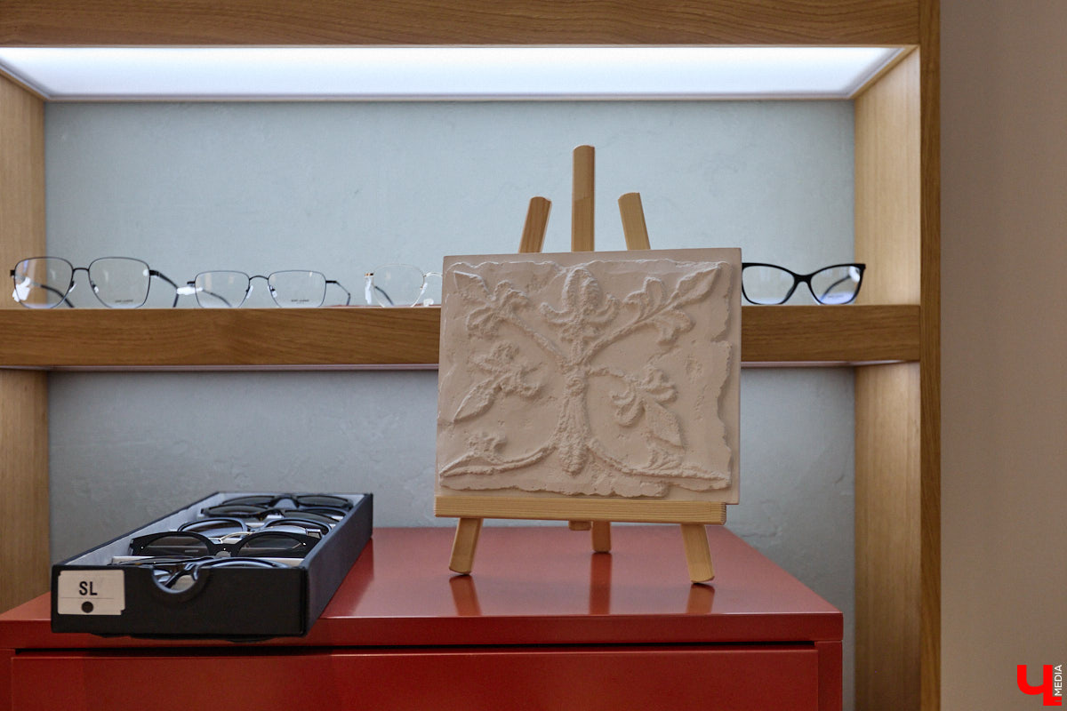 Обновленный флагманский филиал известной сети оптических центров и глазных клиник «Оптикстайл» на Студеной Горе, 34 открыл свои двери. Проект реновации заслуживает внимания не только потому, что удалось расширить количество медицинских услуг, увеличить ассортимент оправ и качественных солнцезащитных очков, но и из-за самой дизайн-концепции центра. На минувшей неделе его клиенты, пациенты, друзья и партнеры пришли, чтобы воочию увидеть перемены.