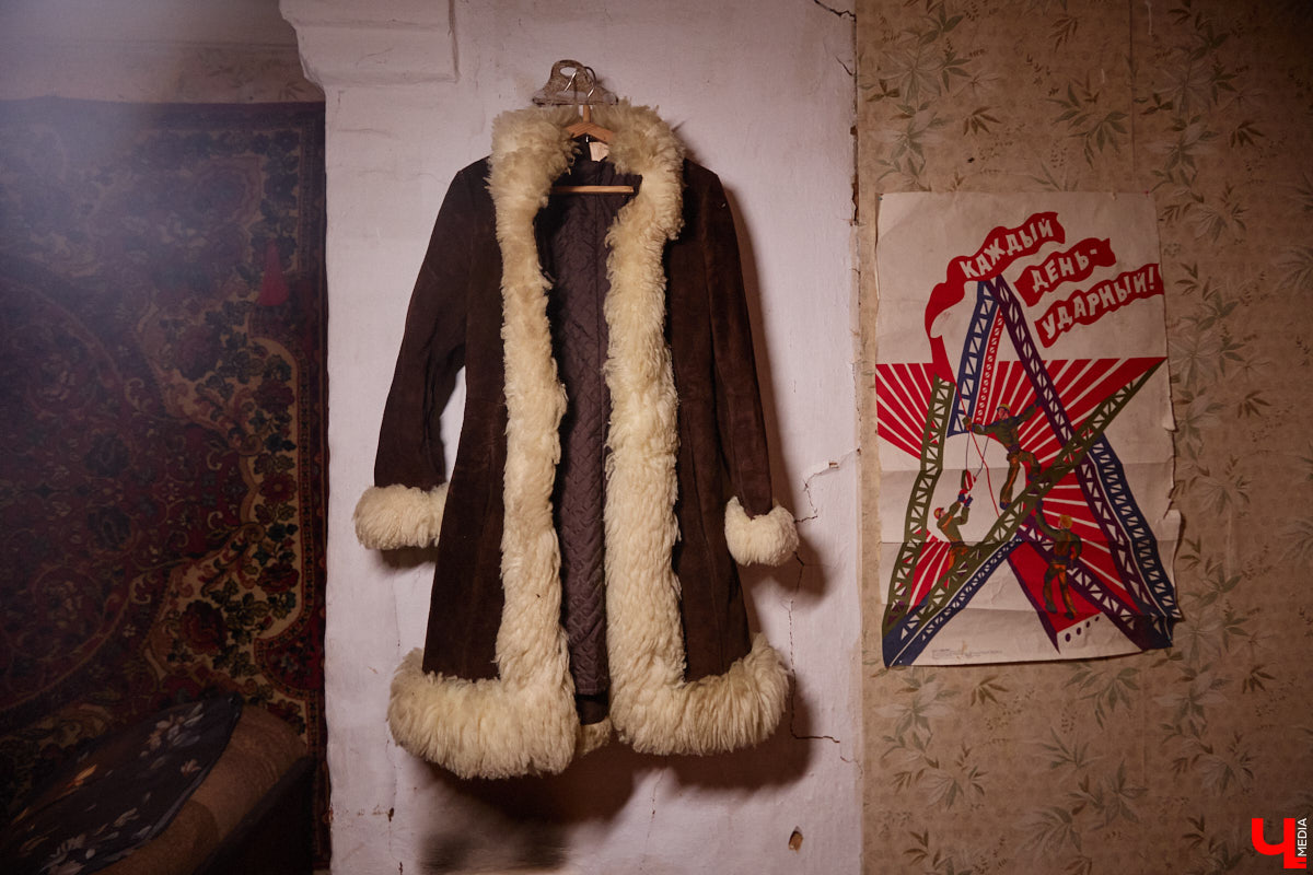 Заброшенный дом в историческом центре Владимира стал местом для смелого сценического эксперимента. Студия современного театра «Ромашка» поставила в квартире, где 20 лет никто не живет, спектакль «Ерофеевские зарисовки» и готовится еще удивить зрителей. При этом старые вещи ребята не выбросили, а использовали в постановке. «Ключ-Медиа» пригласили в помещение, где можно организовать сталк по заброшкам, но там играют актеры.