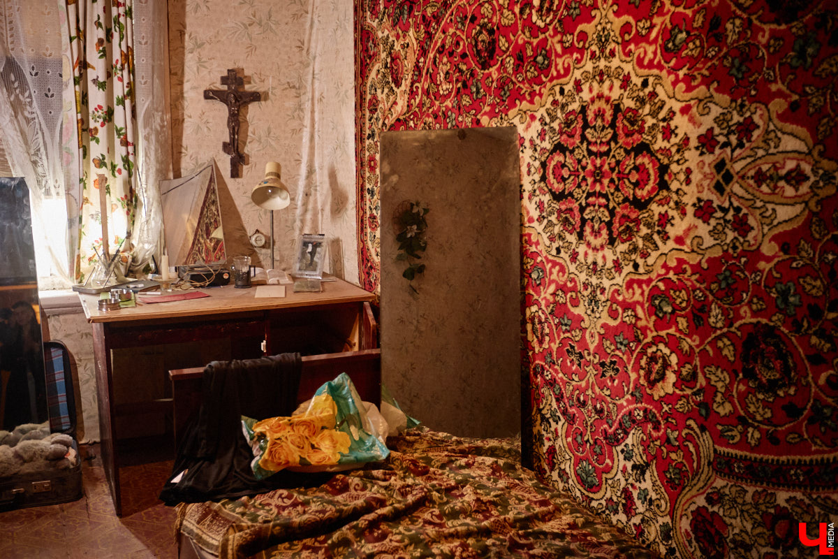 Заброшенный дом в историческом центре Владимира стал местом для смелого сценического эксперимента. Студия современного театра «Ромашка» поставила в квартире, где 20 лет никто не живет, спектакль «Ерофеевские зарисовки» и готовится еще удивить зрителей. При этом старые вещи ребята не выбросили, а использовали в постановке. «Ключ-Медиа» пригласили в помещение, где можно организовать сталк по заброшкам, но там играют актеры.