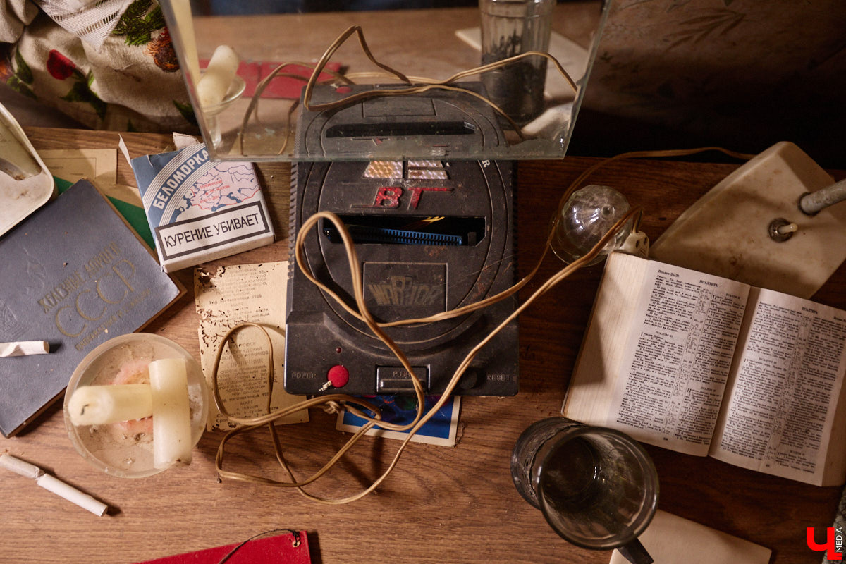 Заброшенный дом в историческом центре Владимира стал местом для смелого сценического эксперимента. Студия современного театра «Ромашка» поставила в квартире, где 20 лет никто не живет, спектакль «Ерофеевские зарисовки» и готовится еще удивить зрителей. При этом старые вещи ребята не выбросили, а использовали в постановке. «Ключ-Медиа» пригласили в помещение, где можно организовать сталк по заброшкам, но там играют актеры.