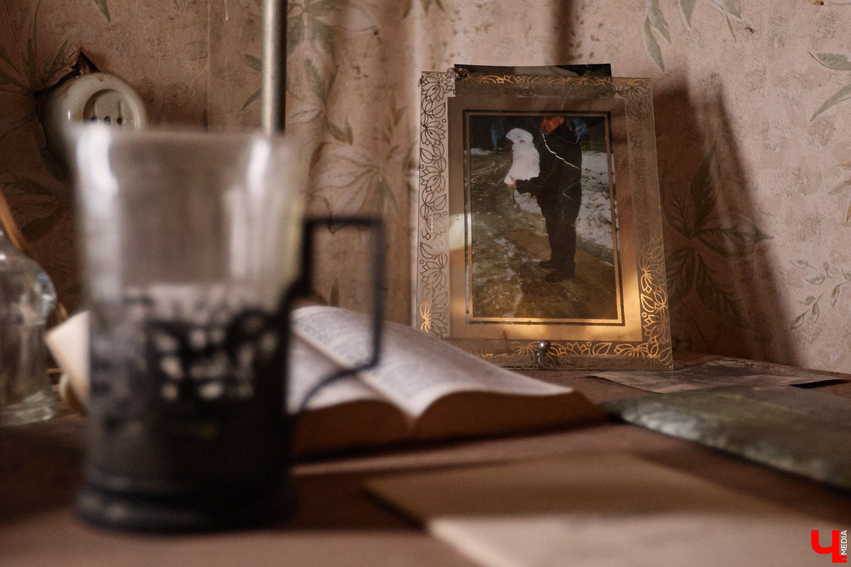 Заброшенный дом в историческом центре Владимира стал местом для смелого сценического эксперимента. Студия современного театра «Ромашка» поставила в квартире, где 20 лет никто не живет, спектакль «Ерофеевские зарисовки» и готовится еще удивить зрителей. При этом старые вещи ребята не выбросили, а использовали в постановке. «Ключ-Медиа» пригласили в помещение, где можно организовать сталк по заброшкам, но там играют актеры.