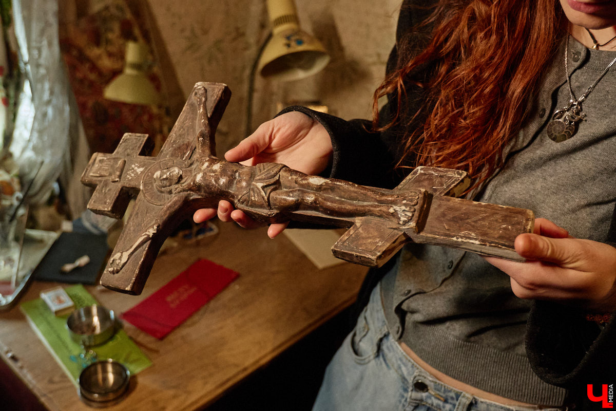 Заброшенный дом в историческом центре Владимира стал местом для смелого сценического эксперимента. Студия современного театра «Ромашка» поставила в квартире, где 20 лет никто не живет, спектакль «Ерофеевские зарисовки» и готовится еще удивить зрителей. При этом старые вещи ребята не выбросили, а использовали в постановке. «Ключ-Медиа» пригласили в помещение, где можно организовать сталк по заброшкам, но там играют актеры.