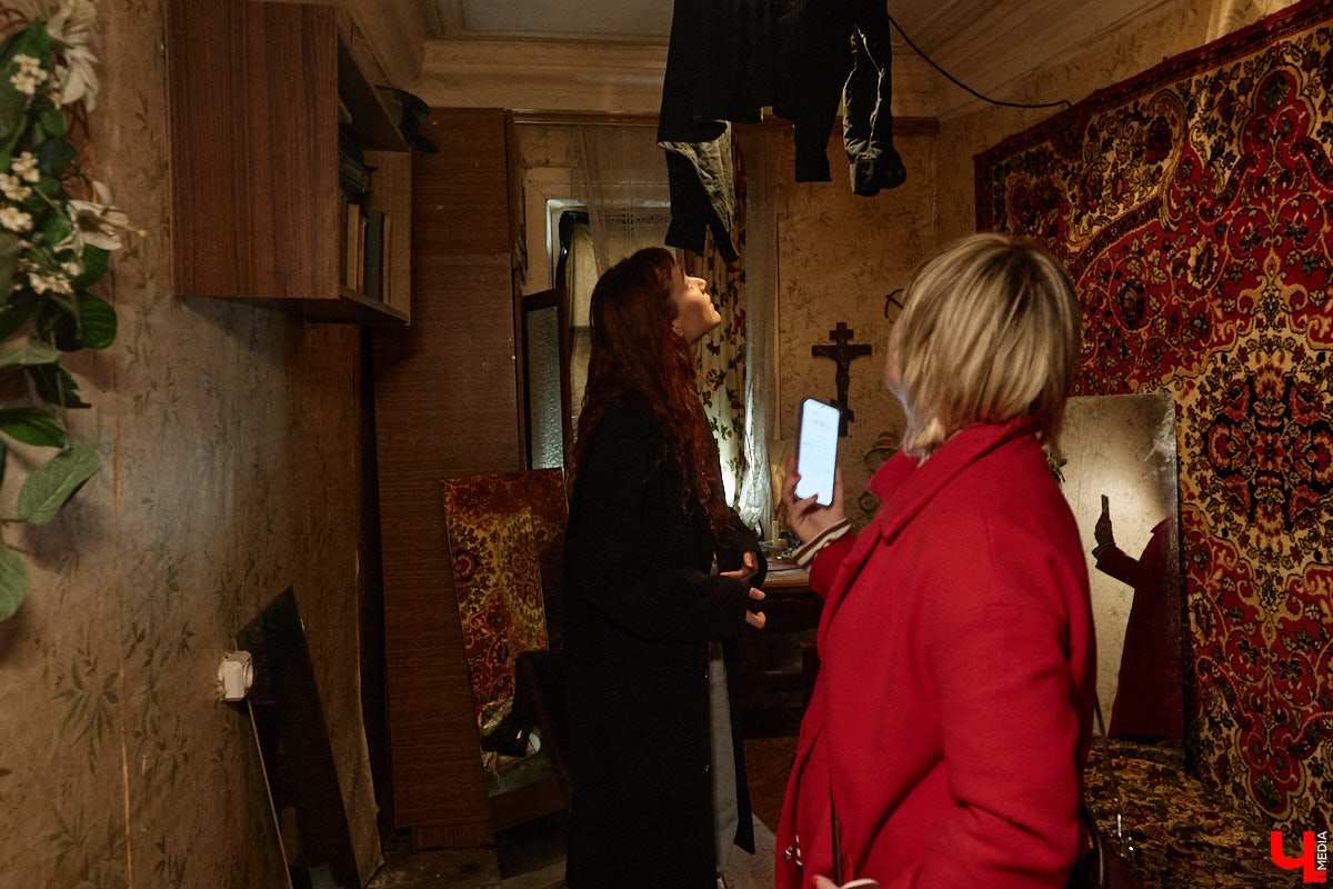 Заброшенный дом в историческом центре Владимира стал местом для смелого сценического эксперимента. Студия современного театра «Ромашка» поставила в квартире, где 20 лет никто не живет, спектакль «Ерофеевские зарисовки» и готовится еще удивить зрителей. При этом старые вещи ребята не выбросили, а использовали в постановке. «Ключ-Медиа» пригласили в помещение, где можно организовать сталк по заброшкам, но там играют актеры.