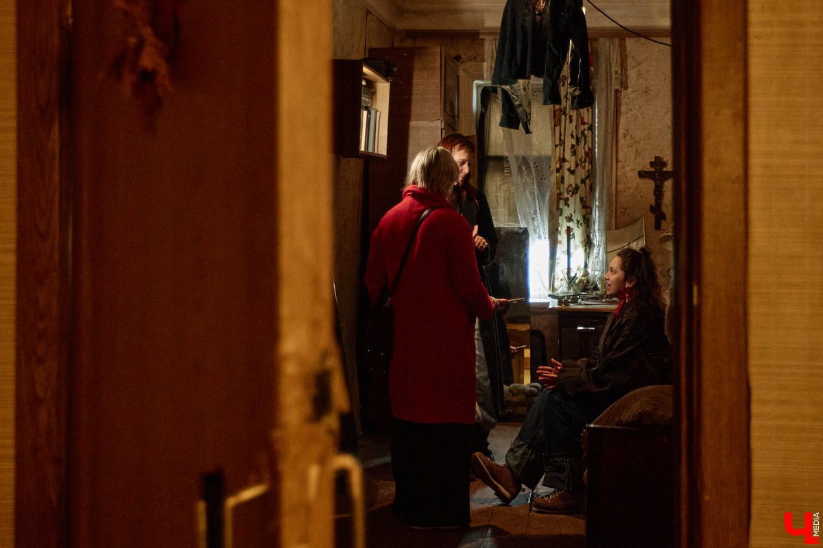 Заброшенный дом в историческом центре Владимира стал местом для смелого сценического эксперимента. Студия современного театра «Ромашка» поставила в квартире, где 20 лет никто не живет, спектакль «Ерофеевские зарисовки» и готовится еще удивить зрителей. При этом старые вещи ребята не выбросили, а использовали в постановке. «Ключ-Медиа» пригласили в помещение, где можно организовать сталк по заброшкам, но там играют актеры.