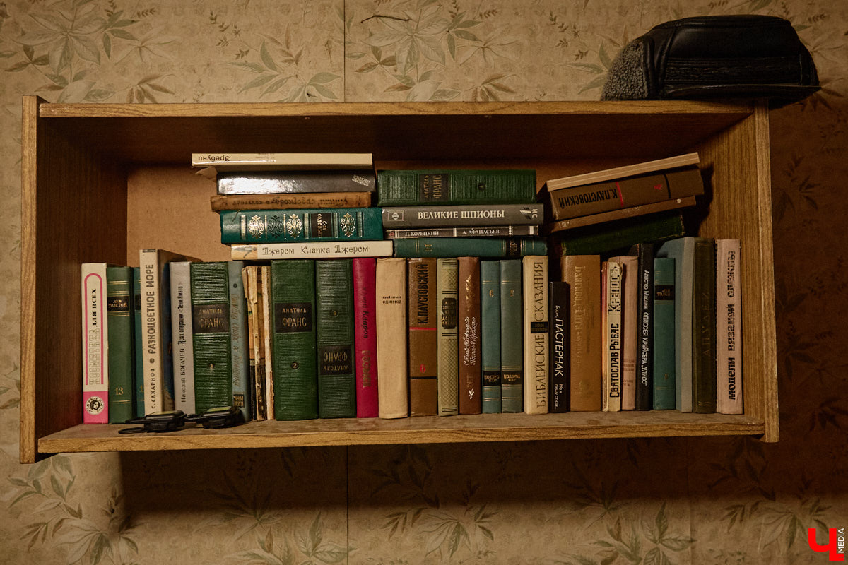 Заброшенный дом в историческом центре Владимира стал местом для смелого сценического эксперимента. Студия современного театра «Ромашка» поставила в квартире, где 20 лет никто не живет, спектакль «Ерофеевские зарисовки» и готовится еще удивить зрителей. При этом старые вещи ребята не выбросили, а использовали в постановке. «Ключ-Медиа» пригласили в помещение, где можно организовать сталк по заброшкам, но там играют актеры.