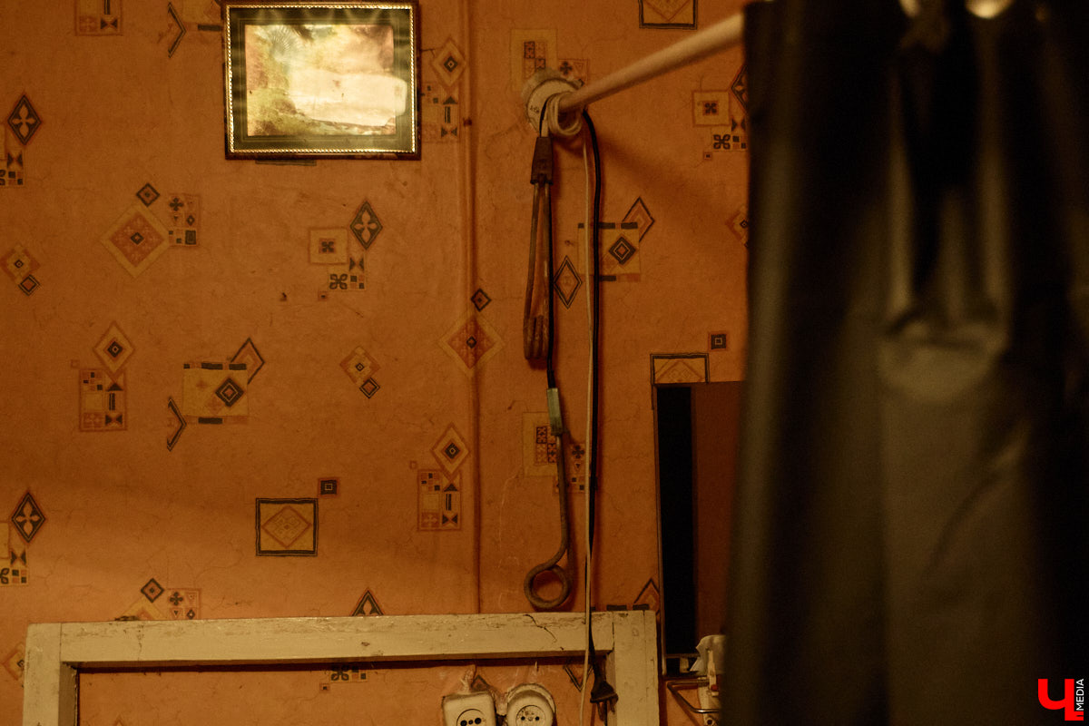 Заброшенный дом в историческом центре Владимира стал местом для смелого сценического эксперимента. Студия современного театра «Ромашка» поставила в квартире, где 20 лет никто не живет, спектакль «Ерофеевские зарисовки» и готовится еще удивить зрителей. При этом старые вещи ребята не выбросили, а использовали в постановке. «Ключ-Медиа» пригласили в помещение, где можно организовать сталк по заброшкам, но там играют актеры.