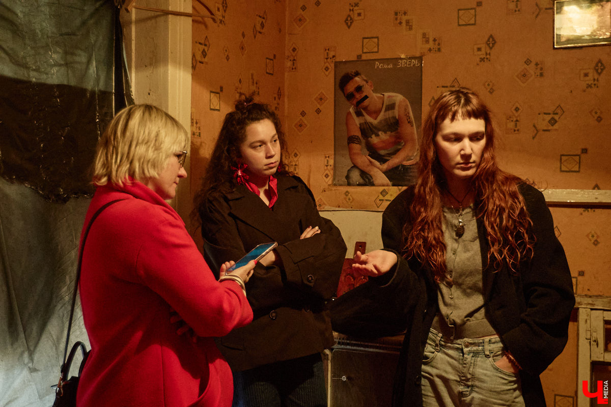 Заброшенный дом в историческом центре Владимира стал местом для смелого сценического эксперимента. Студия современного театра «Ромашка» поставила в квартире, где 20 лет никто не живет, спектакль «Ерофеевские зарисовки» и готовится еще удивить зрителей. При этом старые вещи ребята не выбросили, а использовали в постановке. «Ключ-Медиа» пригласили в помещение, где можно организовать сталк по заброшкам, но там играют актеры.