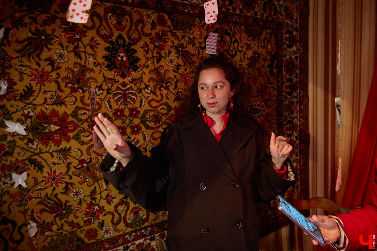 Заброшенный дом в историческом центре Владимира стал местом для смелого сценического эксперимента. Студия современного театра «Ромашка» поставила в квартире, где 20 лет никто не живет, спектакль «Ерофеевские зарисовки» и готовится еще удивить зрителей. При этом старые вещи ребята не выбросили, а использовали в постановке. «Ключ-Медиа» пригласили в помещение, где можно организовать сталк по заброшкам, но там играют актеры.