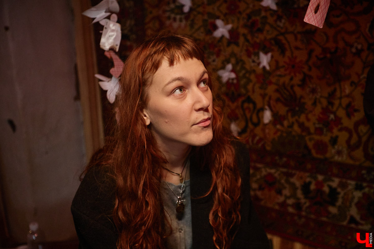 Заброшенный дом в историческом центре Владимира стал местом для смелого сценического эксперимента. Студия современного театра «Ромашка» поставила в квартире, где 20 лет никто не живет, спектакль «Ерофеевские зарисовки» и готовится еще удивить зрителей. При этом старые вещи ребята не выбросили, а использовали в постановке. «Ключ-Медиа» пригласили в помещение, где можно организовать сталк по заброшкам, но там играют актеры.