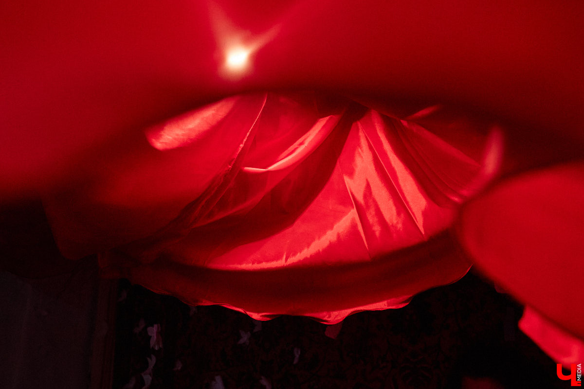 Заброшенный дом в историческом центре Владимира стал местом для смелого сценического эксперимента. Студия современного театра «Ромашка» поставила в квартире, где 20 лет никто не живет, спектакль «Ерофеевские зарисовки» и готовится еще удивить зрителей. При этом старые вещи ребята не выбросили, а использовали в постановке. «Ключ-Медиа» пригласили в помещение, где можно организовать сталк по заброшкам, но там играют актеры.