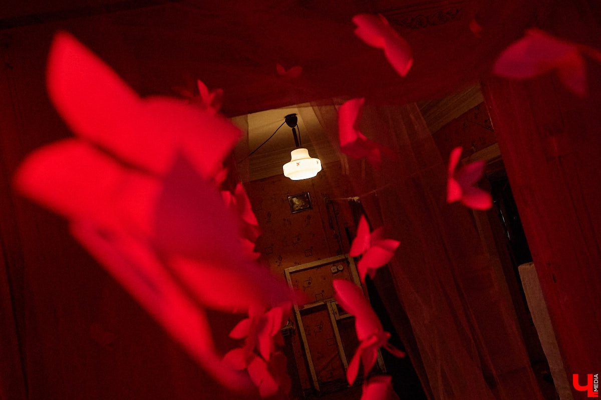 Заброшенный дом в историческом центре Владимира стал местом для смелого сценического эксперимента. Студия современного театра «Ромашка» поставила в квартире, где 20 лет никто не живет, спектакль «Ерофеевские зарисовки» и готовится еще удивить зрителей. При этом старые вещи ребята не выбросили, а использовали в постановке. «Ключ-Медиа» пригласили в помещение, где можно организовать сталк по заброшкам, но там играют актеры.