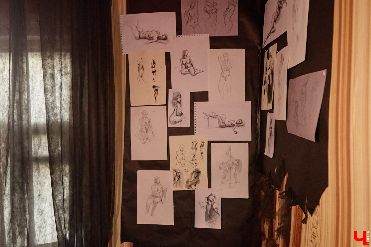 Заброшенный дом в историческом центре Владимира стал местом для смелого сценического эксперимента. Студия современного театра «Ромашка» поставила в квартире, где 20 лет никто не живет, спектакль «Ерофеевские зарисовки» и готовится еще удивить зрителей. При этом старые вещи ребята не выбросили, а использовали в постановке. «Ключ-Медиа» пригласили в помещение, где можно организовать сталк по заброшкам, но там играют актеры.