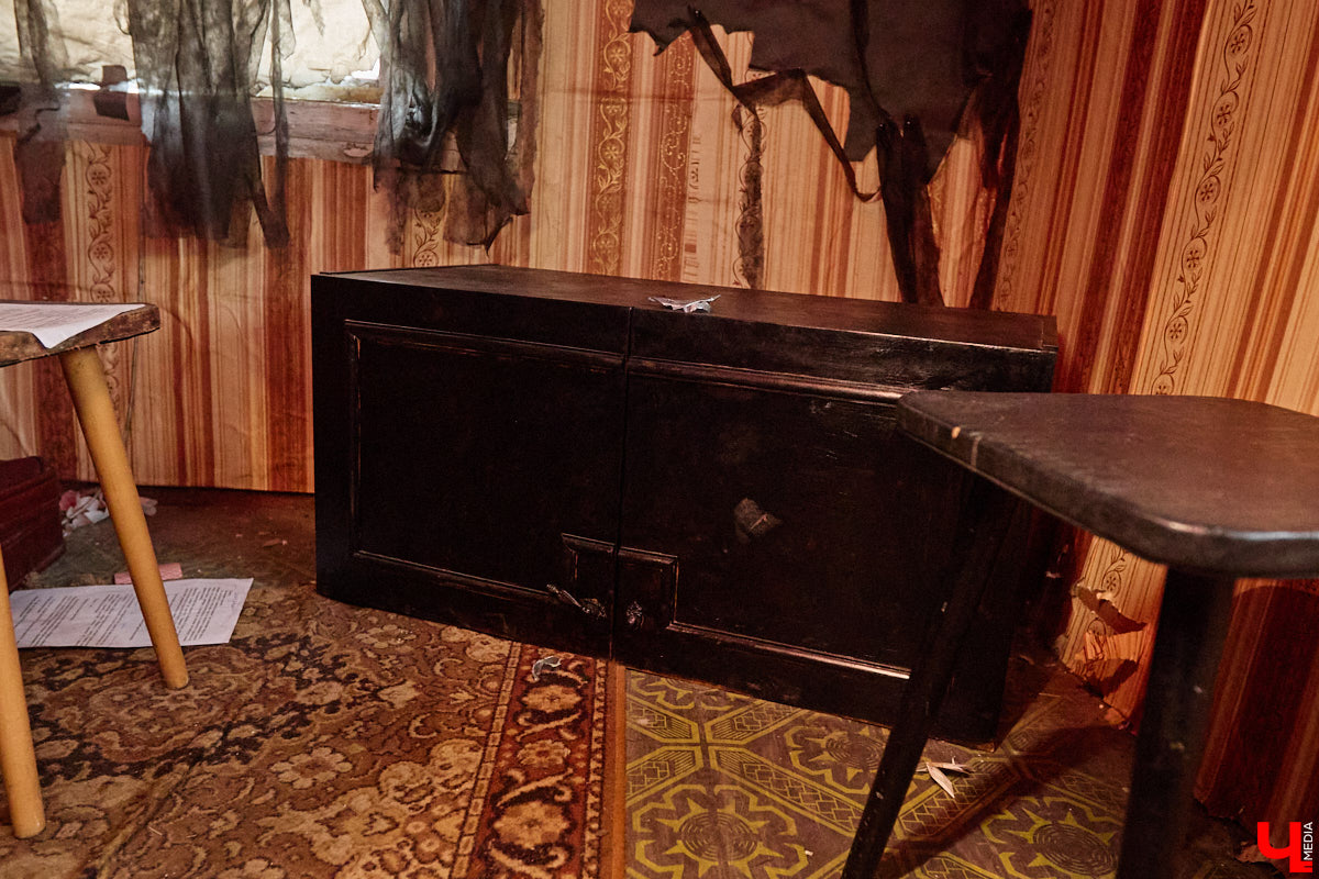 Заброшенный дом в историческом центре Владимира стал местом для смелого сценического эксперимента. Студия современного театра «Ромашка» поставила в квартире, где 20 лет никто не живет, спектакль «Ерофеевские зарисовки» и готовится еще удивить зрителей. При этом старые вещи ребята не выбросили, а использовали в постановке. «Ключ-Медиа» пригласили в помещение, где можно организовать сталк по заброшкам, но там играют актеры.