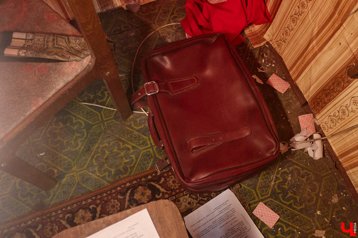 Заброшенный дом в историческом центре Владимира стал местом для смелого сценического эксперимента. Студия современного театра «Ромашка» поставила в квартире, где 20 лет никто не живет, спектакль «Ерофеевские зарисовки» и готовится еще удивить зрителей. При этом старые вещи ребята не выбросили, а использовали в постановке. «Ключ-Медиа» пригласили в помещение, где можно организовать сталк по заброшкам, но там играют актеры.