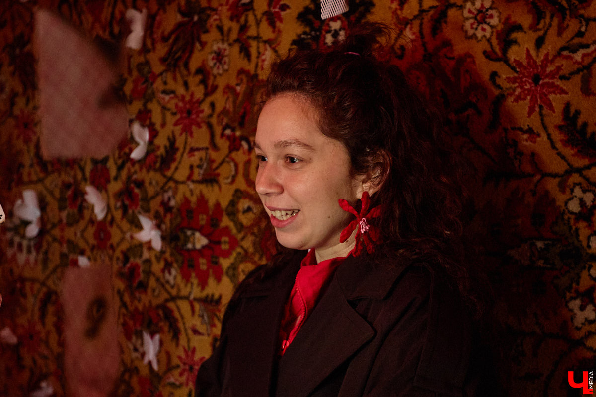 Заброшенный дом в историческом центре Владимира стал местом для смелого сценического эксперимента. Студия современного театра «Ромашка» поставила в квартире, где 20 лет никто не живет, спектакль «Ерофеевские зарисовки» и готовится еще удивить зрителей. При этом старые вещи ребята не выбросили, а использовали в постановке. «Ключ-Медиа» пригласили в помещение, где можно организовать сталк по заброшкам, но там играют актеры.