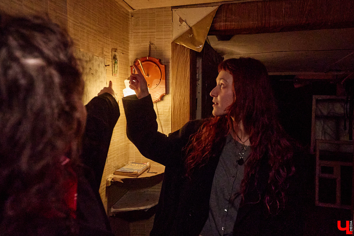 Заброшенный дом в историческом центре Владимира стал местом для смелого сценического эксперимента. Студия современного театра «Ромашка» поставила в квартире, где 20 лет никто не живет, спектакль «Ерофеевские зарисовки» и готовится еще удивить зрителей. При этом старые вещи ребята не выбросили, а использовали в постановке. «Ключ-Медиа» пригласили в помещение, где можно организовать сталк по заброшкам, но там играют актеры.