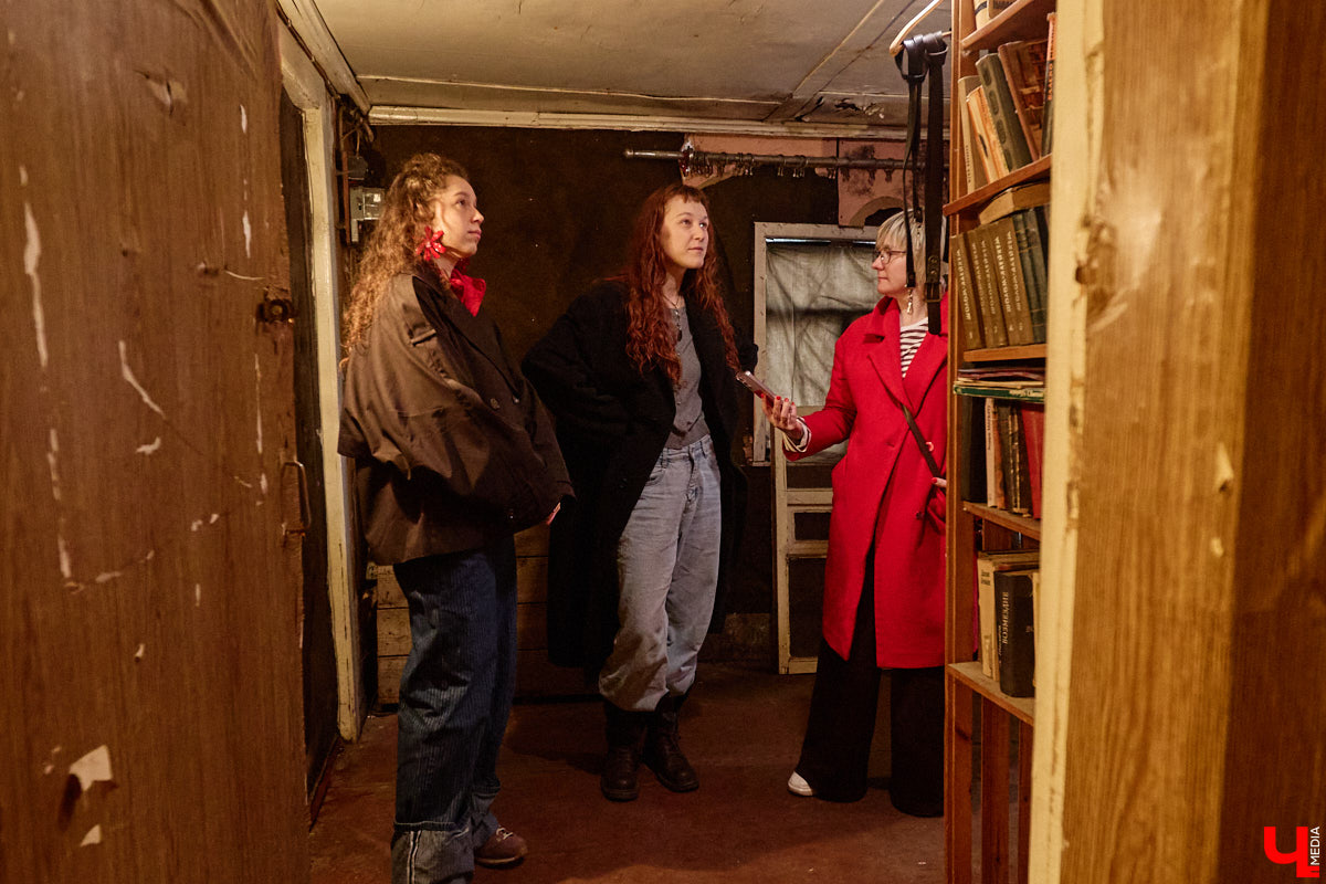 Заброшенный дом в историческом центре Владимира стал местом для смелого сценического эксперимента. Студия современного театра «Ромашка» поставила в квартире, где 20 лет никто не живет, спектакль «Ерофеевские зарисовки» и готовится еще удивить зрителей. При этом старые вещи ребята не выбросили, а использовали в постановке. «Ключ-Медиа» пригласили в помещение, где можно организовать сталк по заброшкам, но там играют актеры.