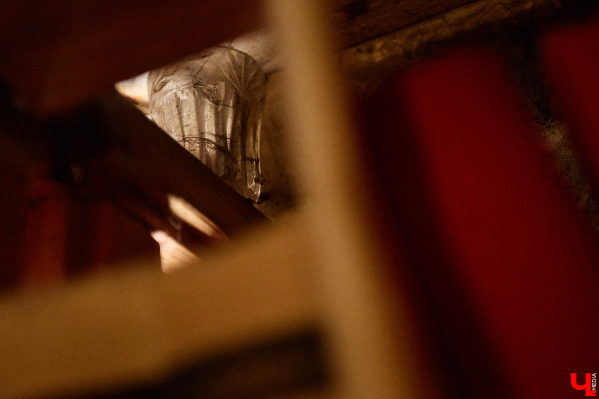 Заброшенный дом в историческом центре Владимира стал местом для смелого сценического эксперимента. Студия современного театра «Ромашка» поставила в квартире, где 20 лет никто не живет, спектакль «Ерофеевские зарисовки» и готовится еще удивить зрителей. При этом старые вещи ребята не выбросили, а использовали в постановке. «Ключ-Медиа» пригласили в помещение, где можно организовать сталк по заброшкам, но там играют актеры.