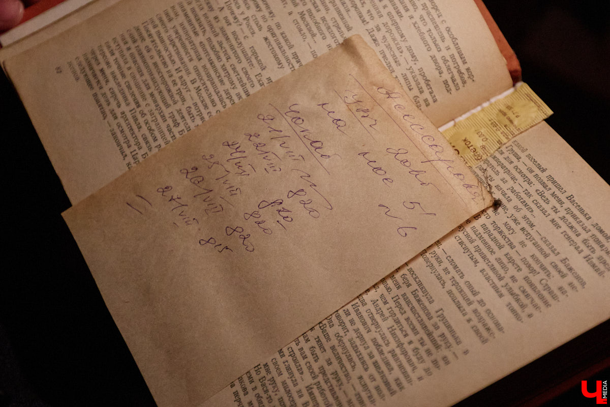 Заброшенный дом в историческом центре Владимира стал местом для смелого сценического эксперимента. Студия современного театра «Ромашка» поставила в квартире, где 20 лет никто не живет, спектакль «Ерофеевские зарисовки» и готовится еще удивить зрителей. При этом старые вещи ребята не выбросили, а использовали в постановке. «Ключ-Медиа» пригласили в помещение, где можно организовать сталк по заброшкам, но там играют актеры.