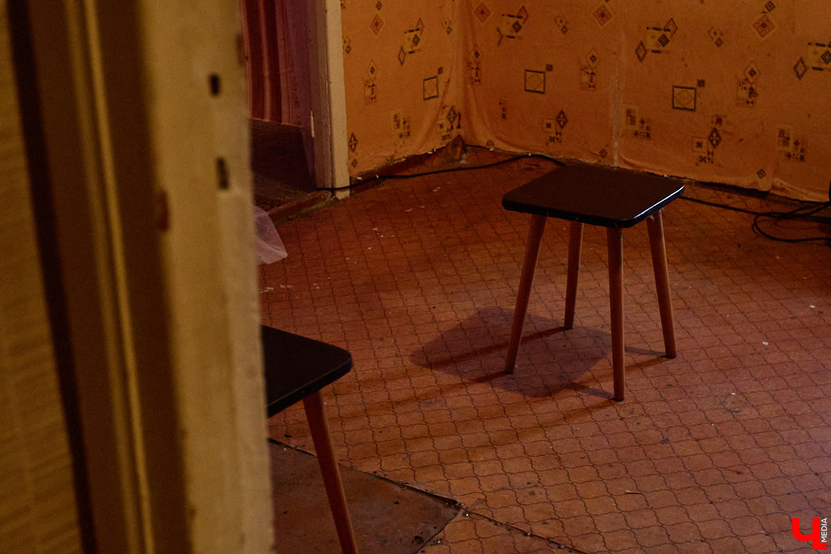 Заброшенный дом в историческом центре Владимира стал местом для смелого сценического эксперимента. Студия современного театра «Ромашка» поставила в квартире, где 20 лет никто не живет, спектакль «Ерофеевские зарисовки» и готовится еще удивить зрителей. При этом старые вещи ребята не выбросили, а использовали в постановке. «Ключ-Медиа» пригласили в помещение, где можно организовать сталк по заброшкам, но там играют актеры.