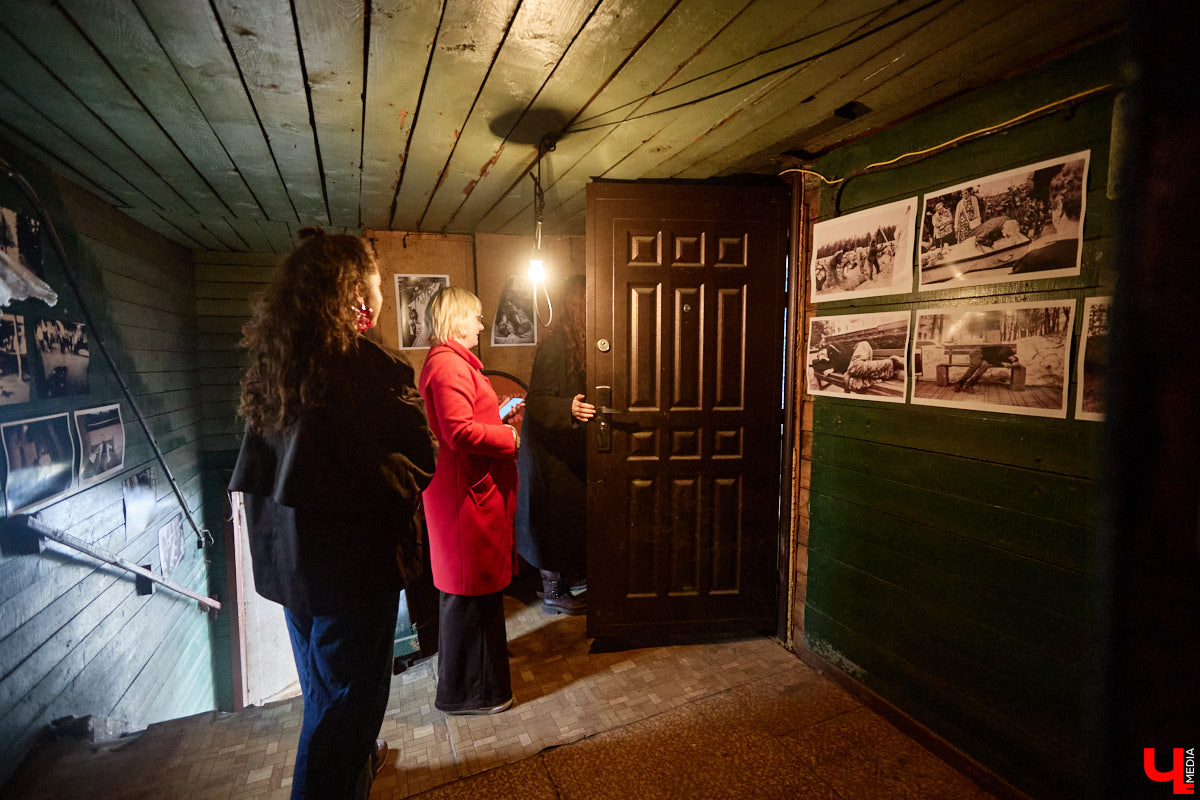 Заброшенный дом в историческом центре Владимира стал местом для смелого сценического эксперимента. Студия современного театра «Ромашка» поставила в квартире, где 20 лет никто не живет, спектакль «Ерофеевские зарисовки» и готовится еще удивить зрителей. При этом старые вещи ребята не выбросили, а использовали в постановке. «Ключ-Медиа» пригласили в помещение, где можно организовать сталк по заброшкам, но там играют актеры.