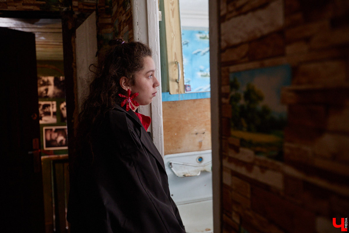 Заброшенный дом в историческом центре Владимира стал местом для смелого сценического эксперимента. Студия современного театра «Ромашка» поставила в квартире, где 20 лет никто не живет, спектакль «Ерофеевские зарисовки» и готовится еще удивить зрителей. При этом старые вещи ребята не выбросили, а использовали в постановке. «Ключ-Медиа» пригласили в помещение, где можно организовать сталк по заброшкам, но там играют актеры.