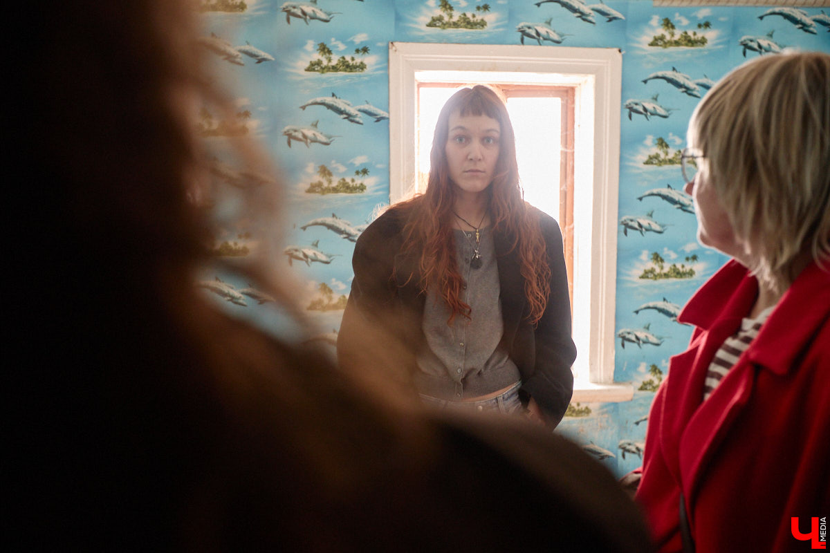 Заброшенный дом в историческом центре Владимира стал местом для смелого сценического эксперимента. Студия современного театра «Ромашка» поставила в квартире, где 20 лет никто не живет, спектакль «Ерофеевские зарисовки» и готовится еще удивить зрителей. При этом старые вещи ребята не выбросили, а использовали в постановке. «Ключ-Медиа» пригласили в помещение, где можно организовать сталк по заброшкам, но там играют актеры.