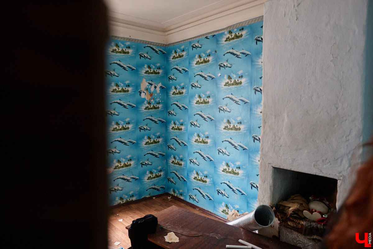 Заброшенный дом в историческом центре Владимира стал местом для смелого сценического эксперимента. Студия современного театра «Ромашка» поставила в квартире, где 20 лет никто не живет, спектакль «Ерофеевские зарисовки» и готовится еще удивить зрителей. При этом старые вещи ребята не выбросили, а использовали в постановке. «Ключ-Медиа» пригласили в помещение, где можно организовать сталк по заброшкам, но там играют актеры.