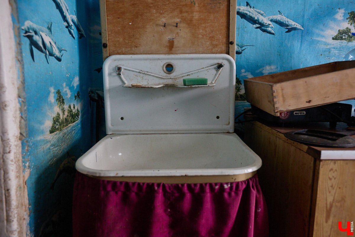 Заброшенный дом в историческом центре Владимира стал местом для смелого сценического эксперимента. Студия современного театра «Ромашка» поставила в квартире, где 20 лет никто не живет, спектакль «Ерофеевские зарисовки» и готовится еще удивить зрителей. При этом старые вещи ребята не выбросили, а использовали в постановке. «Ключ-Медиа» пригласили в помещение, где можно организовать сталк по заброшкам, но там играют актеры.