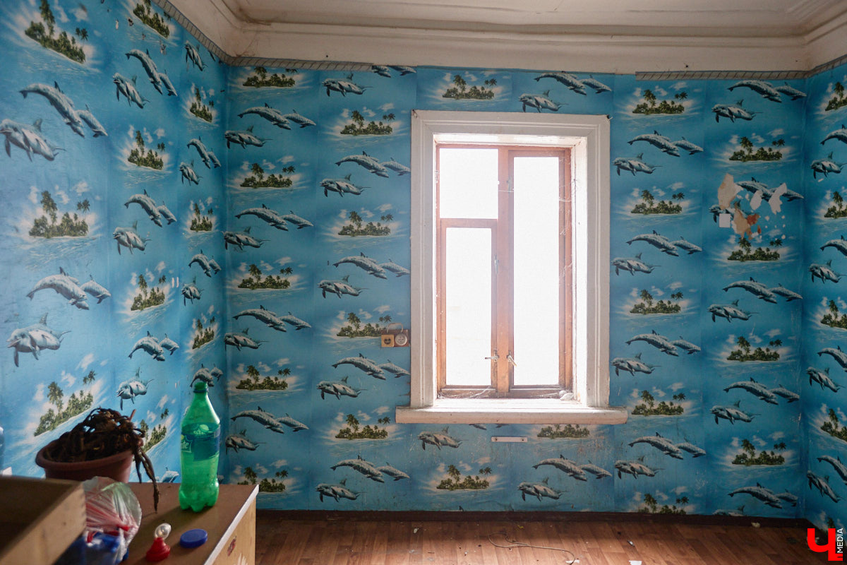 Заброшенный дом в историческом центре Владимира стал местом для смелого сценического эксперимента. Студия современного театра «Ромашка» поставила в квартире, где 20 лет никто не живет, спектакль «Ерофеевские зарисовки» и готовится еще удивить зрителей. При этом старые вещи ребята не выбросили, а использовали в постановке. «Ключ-Медиа» пригласили в помещение, где можно организовать сталк по заброшкам, но там играют актеры.