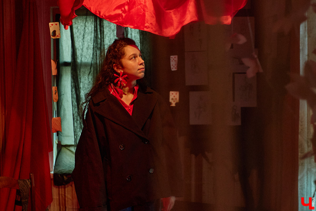 Заброшенный дом в историческом центре Владимира стал местом для смелого сценического эксперимента. Студия современного театра «Ромашка» поставила в квартире, где 20 лет никто не живет, спектакль «Ерофеевские зарисовки» и готовится еще удивить зрителей. При этом старые вещи ребята не выбросили, а использовали в постановке. «Ключ-Медиа» пригласили в помещение, где можно организовать сталк по заброшкам, но там играют актеры.