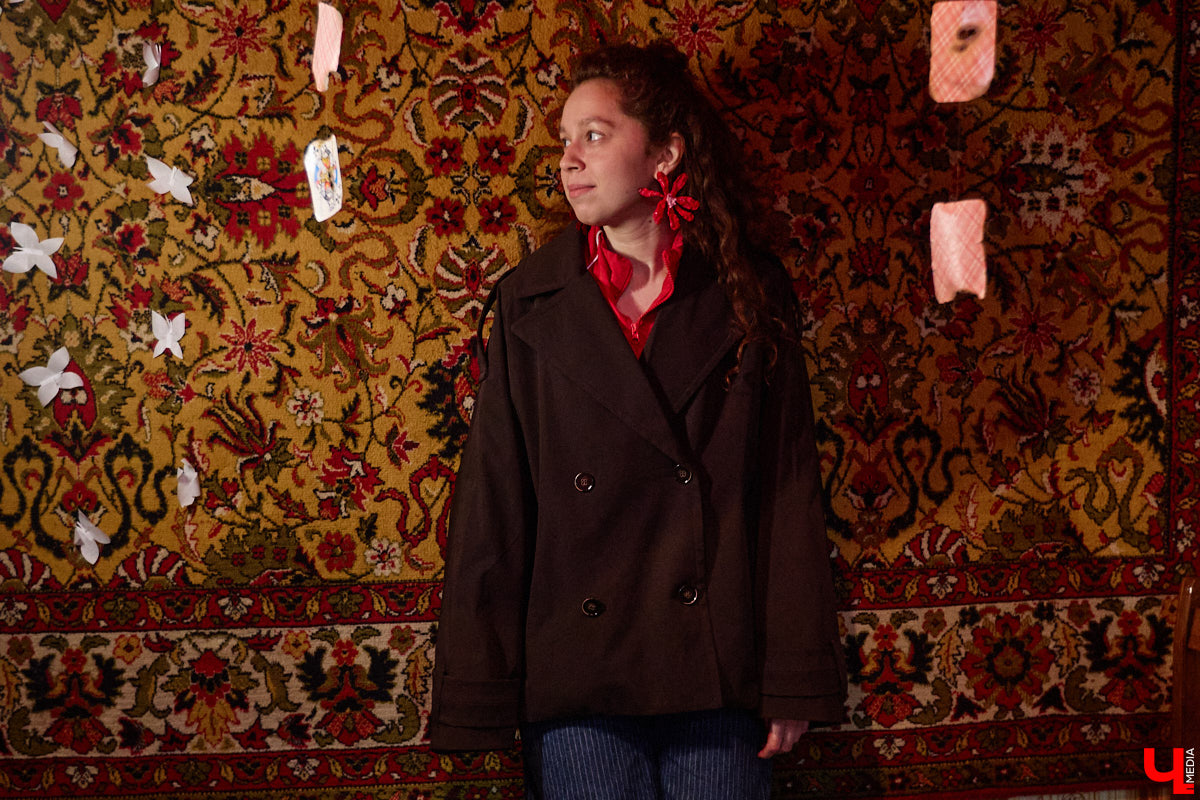 Заброшенный дом в историческом центре Владимира стал местом для смелого сценического эксперимента. Студия современного театра «Ромашка» поставила в квартире, где 20 лет никто не живет, спектакль «Ерофеевские зарисовки» и готовится еще удивить зрителей. При этом старые вещи ребята не выбросили, а использовали в постановке. «Ключ-Медиа» пригласили в помещение, где можно организовать сталк по заброшкам, но там играют актеры.