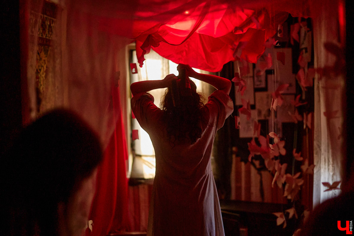 Заброшенный дом в историческом центре Владимира стал местом для смелого сценического эксперимента. Студия современного театра «Ромашка» поставила в квартире, где 20 лет никто не живет, спектакль «Ерофеевские зарисовки» и готовится еще удивить зрителей. При этом старые вещи ребята не выбросили, а использовали в постановке. «Ключ-Медиа» пригласили в помещение, где можно организовать сталк по заброшкам, но там играют актеры.